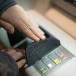 85% möchten nicht auf Geldautomaten verzichten und weiter bar bezahlen